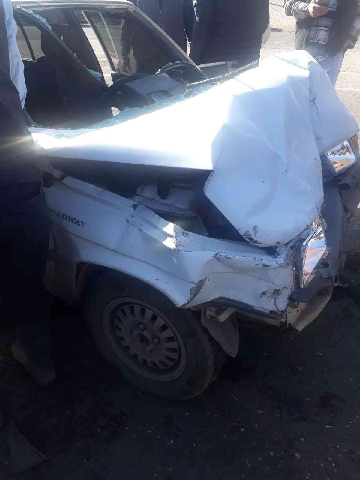 Otomobiller kavşakta kafa kafaya çarpıştı: 5 yaralı