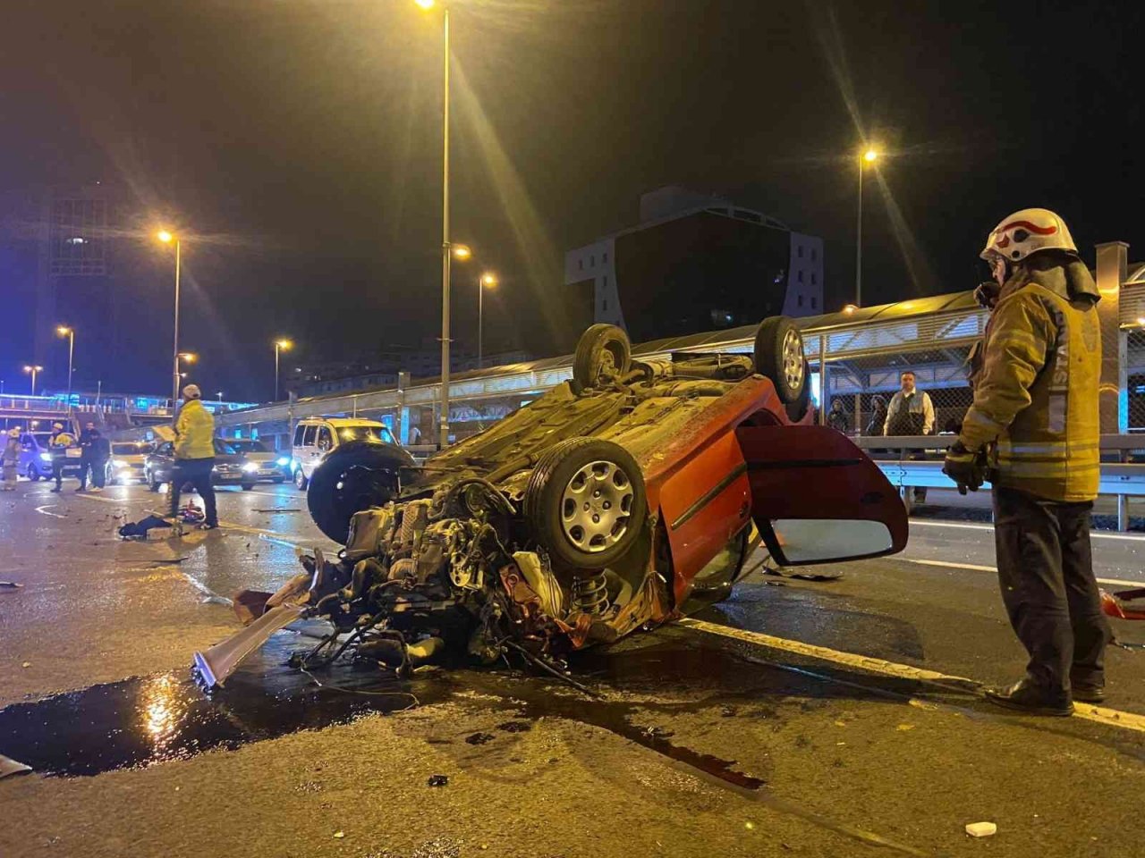 E-5 Kara Yolu’nda bariyere çarpan otomobil takla attı: 1 ağır yaralı