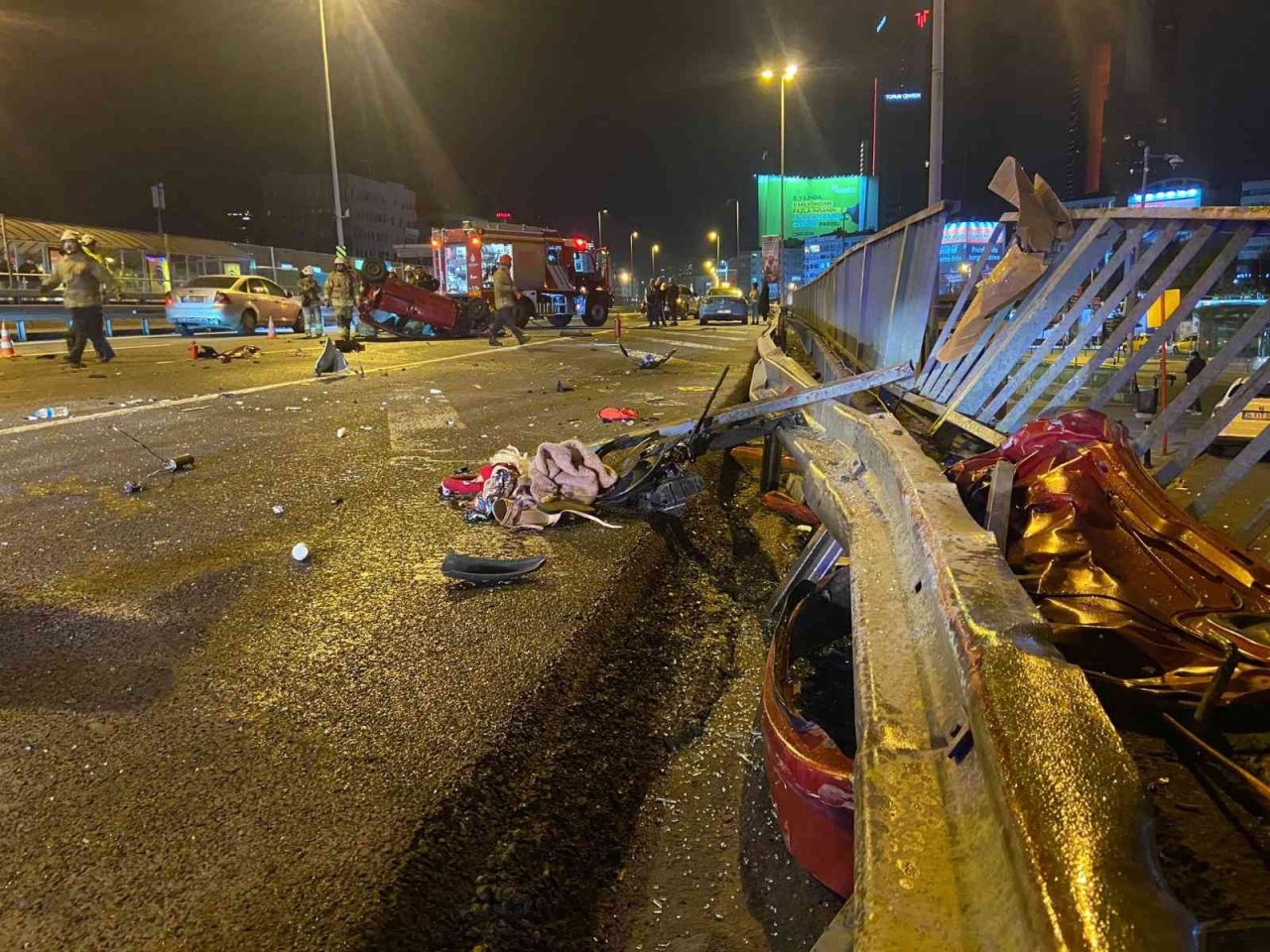 E-5 Kara Yolu’nda bariyere çarpan otomobil takla attı: 1 ağır yaralı