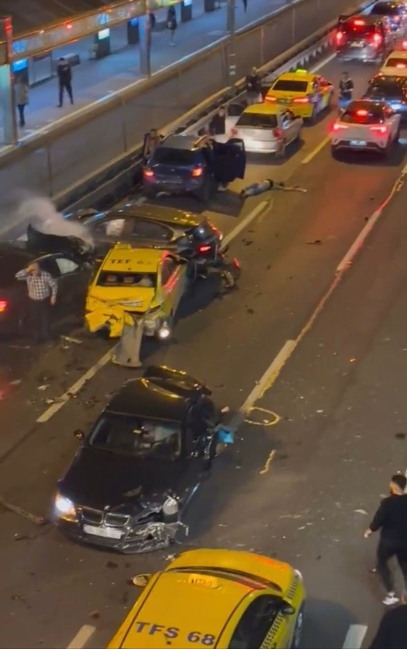 E-5’te zincirleme trafik kazası: 12 araç birbirine girdi, 1’i bebek 8 yaralı