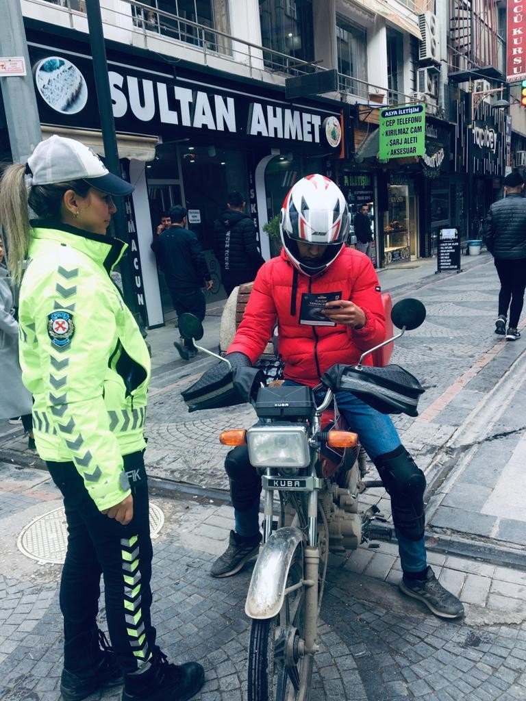 Trafik ekipleri, motosikletli kuryeleri denetledi