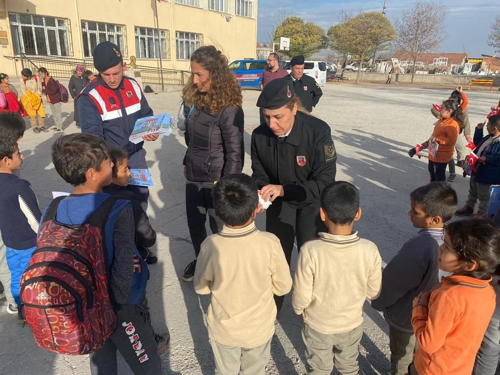 Jandarma ekiplerinden öğrenci ve öğretmenlere eğitim
