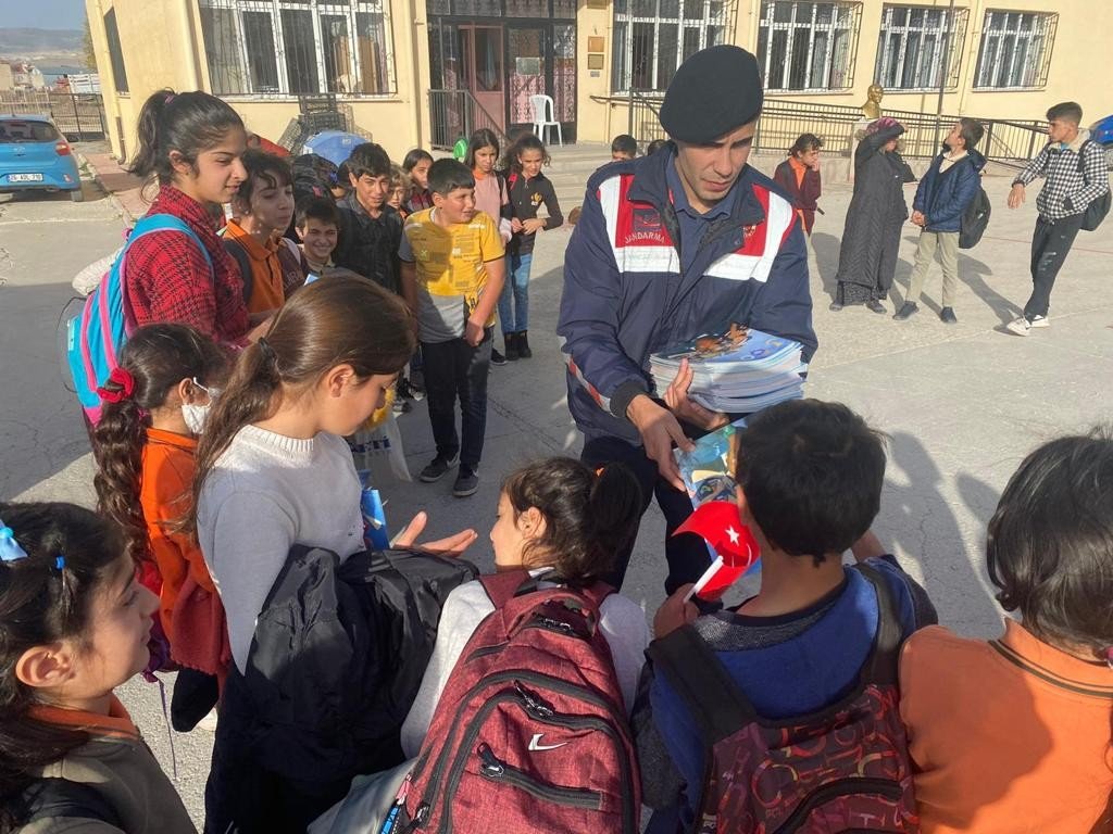 Jandarma ekiplerinden öğrenci ve öğretmenlere eğitim