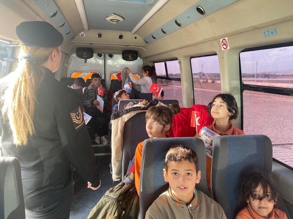 Jandarma ekiplerinden öğrenci ve öğretmenlere eğitim