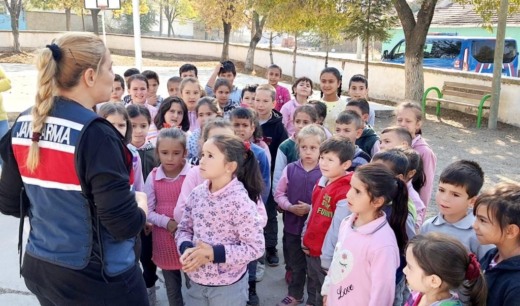 Jandarma ekiplerinden öğrenci ve öğretmenlere eğitim