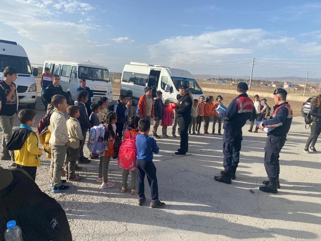 Jandarma ekiplerinden öğrenci ve öğretmenlere eğitim