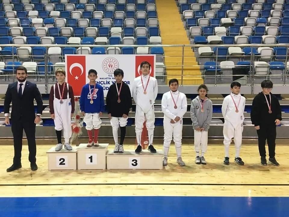 Eskrim takımı Sivas’a 8 madalya ile döndü