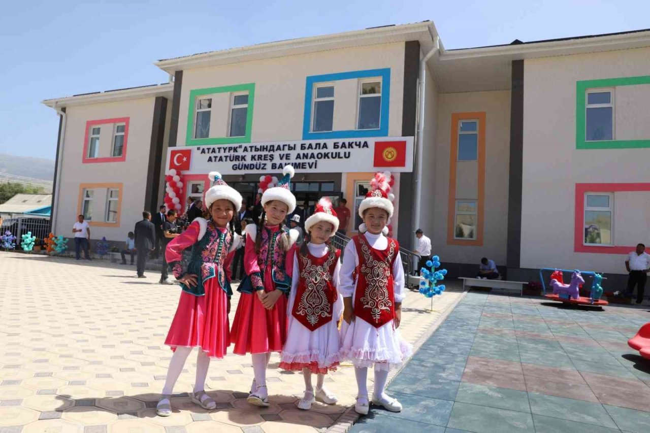 Etimesgut Belediyesi’nin Kırgızistan’da inşa ettiği Atatürk Kreş Anaokulu ve Gündüz Bakım Evi’nde Öğretmenler Günü etkinliği