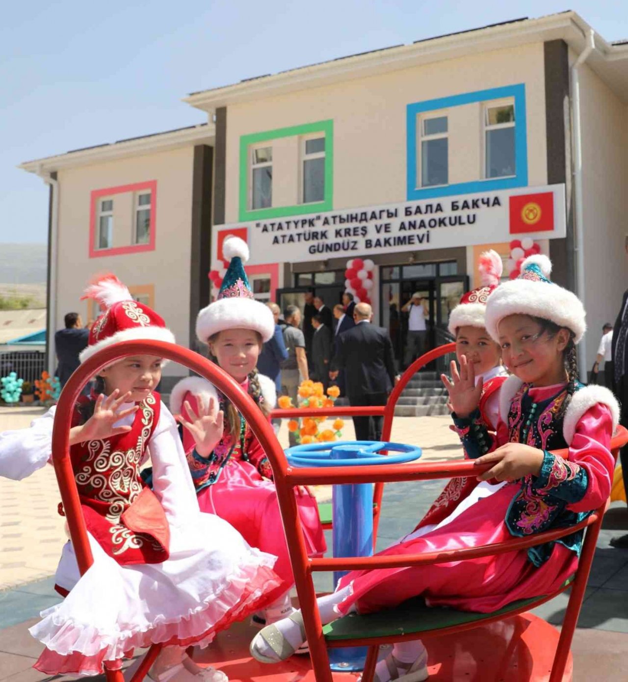 Etimesgut Belediyesi’nin Kırgızistan’da inşa ettiği Atatürk Kreş Anaokulu ve Gündüz Bakım Evi’nde Öğretmenler Günü etkinliği