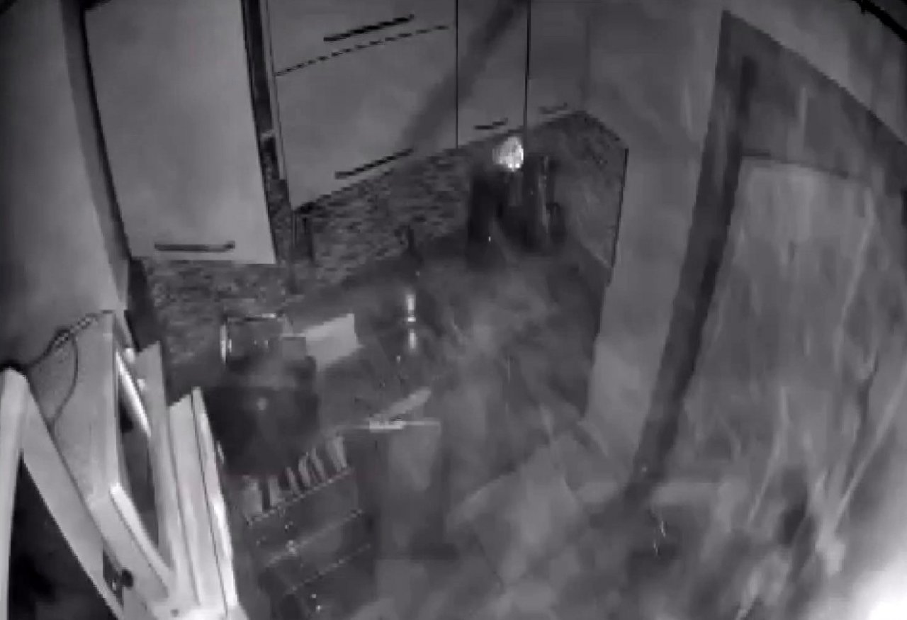 Deprem sırasında ışık patlaması görüldü: Sarsıntının ürküten etkisi kamerada