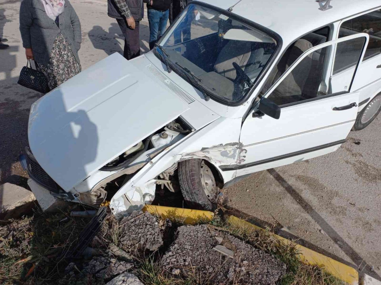 2 otomobilin çarpıştığı kazada şans eseri yaralanan olmadı