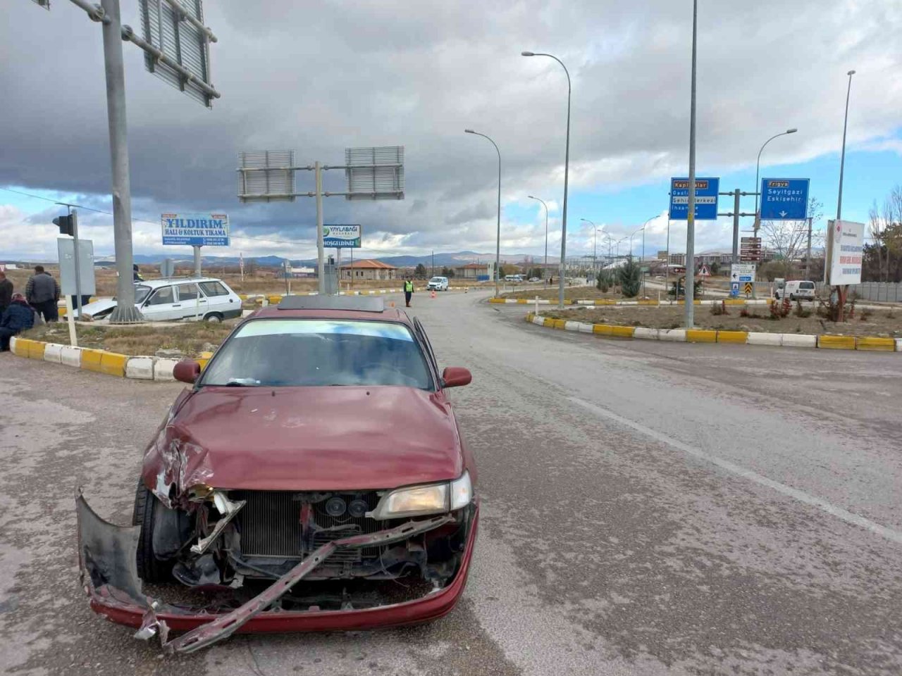 2 otomobilin çarpıştığı kazada şans eseri yaralanan olmadı