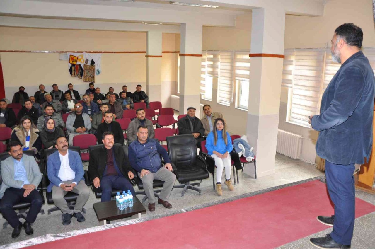 Çiftçilere ’şeker verimliliği nasıl artar’ konulu eğitim semineri verildi