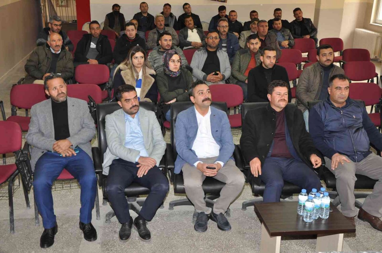 Çiftçilere ’şeker verimliliği nasıl artar’ konulu eğitim semineri verildi