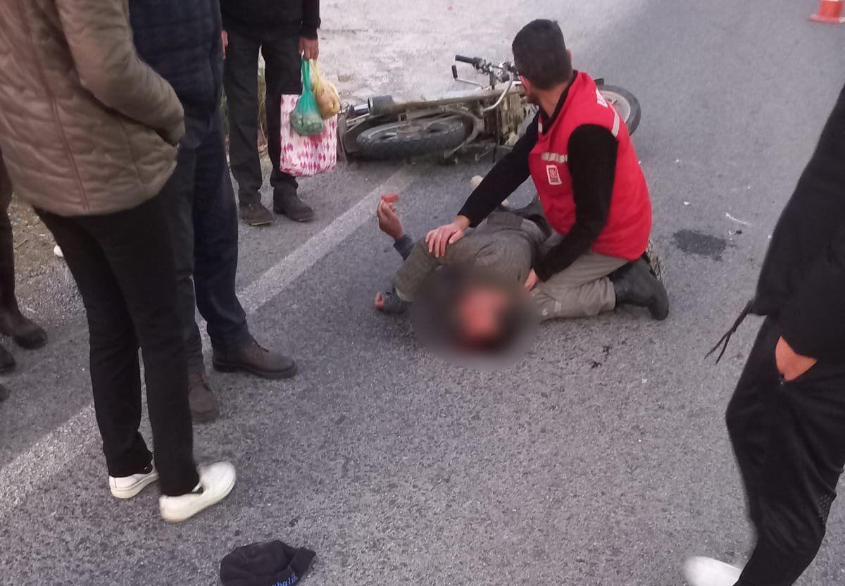 Motosiklet sürücüsünün ağır yaralandığı kaza kamerada