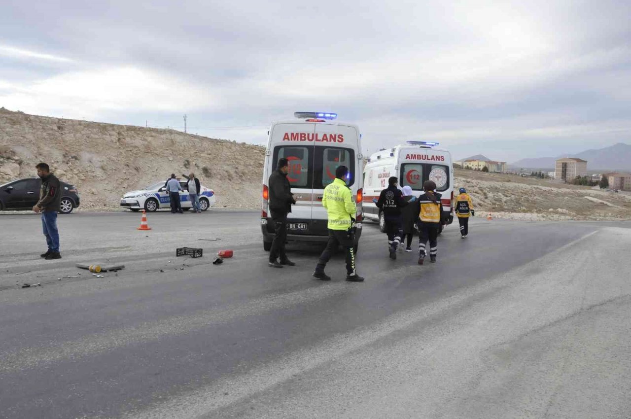 Karaman’da işçi servisi ile yolcu minibüsü çarpıştı: 5 yaralı