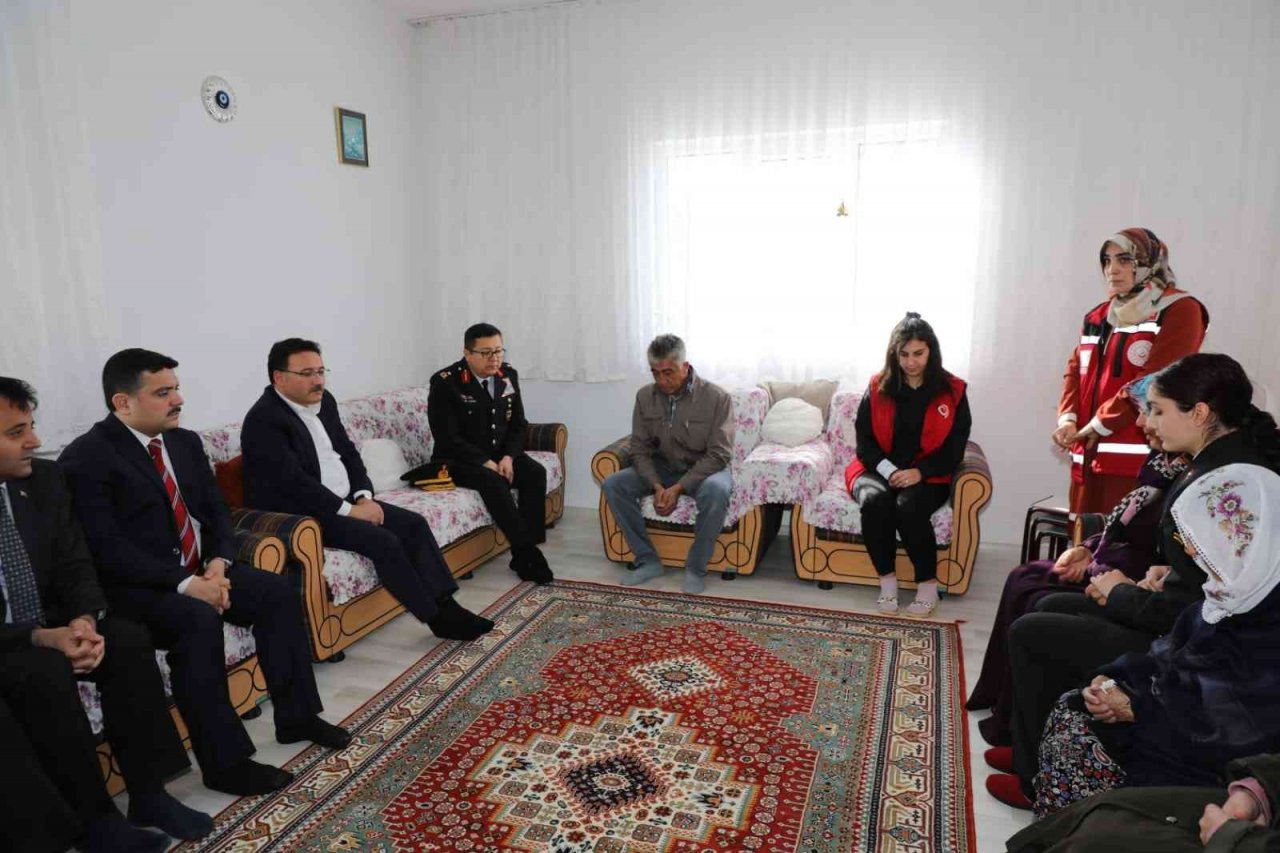 Vali Çiçek şehit ailesine ’Şehadet Beratını’ takdim etti