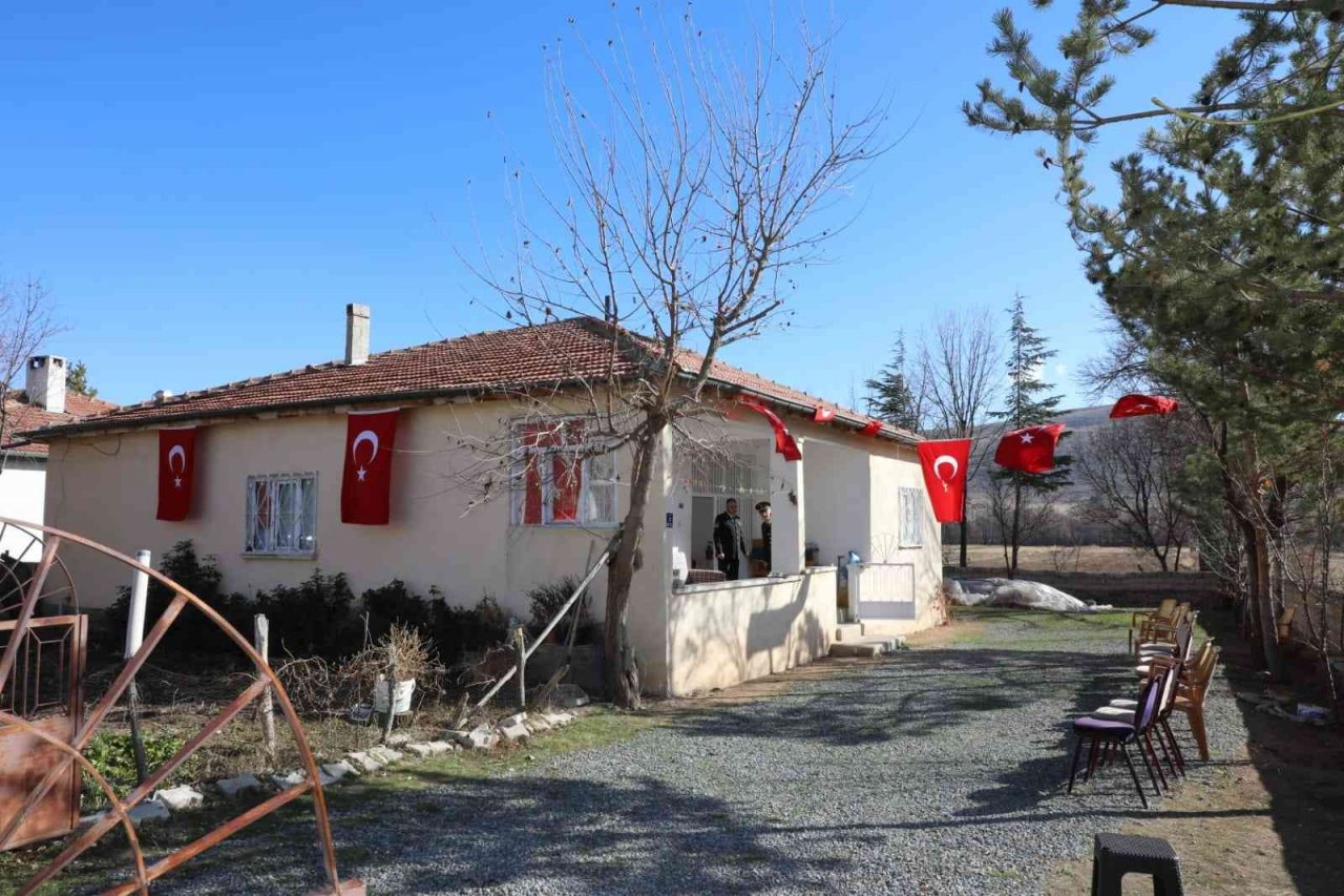 Vali Çiçek şehit ailesine ’Şehadet Beratını’ takdim etti