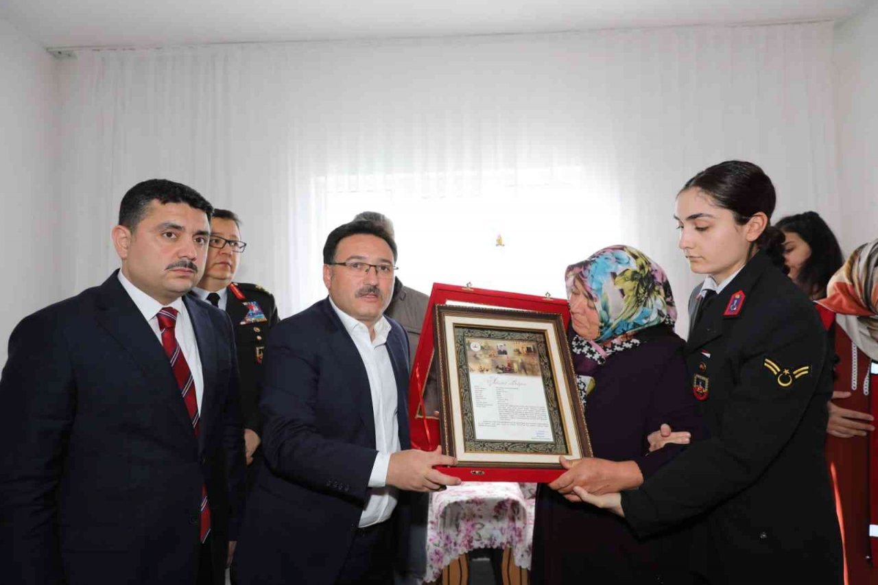 Vali Çiçek şehit ailesine ’Şehadet Beratını’ takdim etti