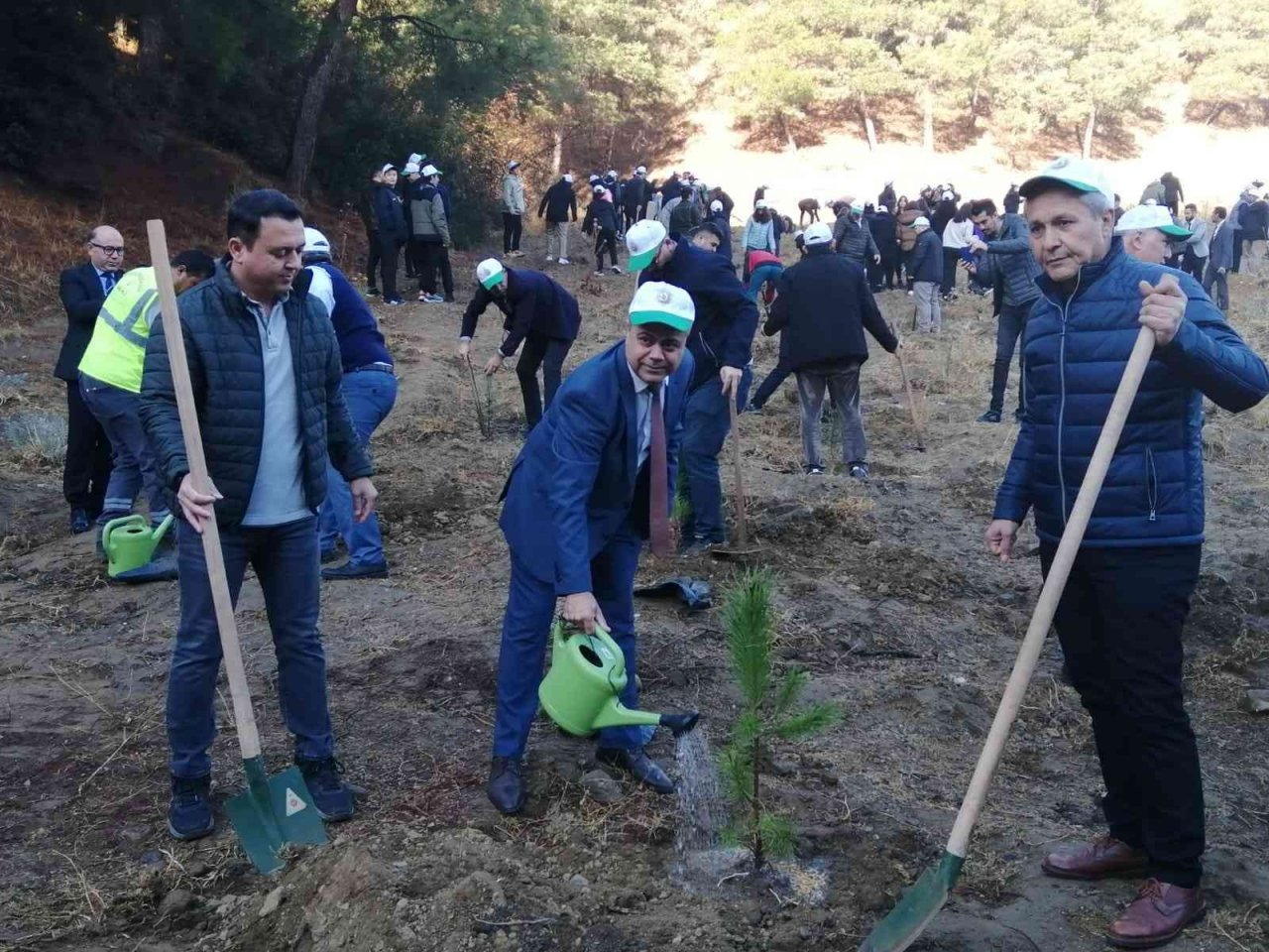 Salihli’de Öğretmenler Günü ağaç dikme etkinliği düzenlendi
