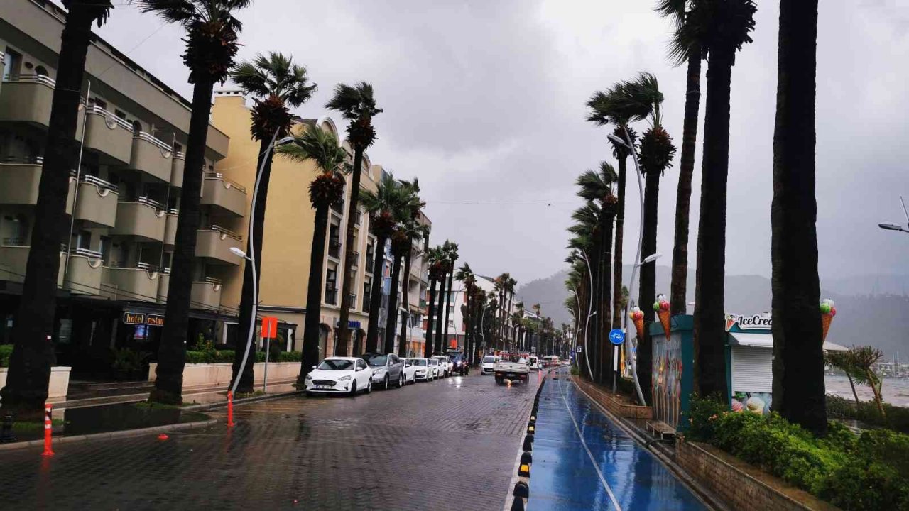 Marmaris’te sağanak yağışlar başladı