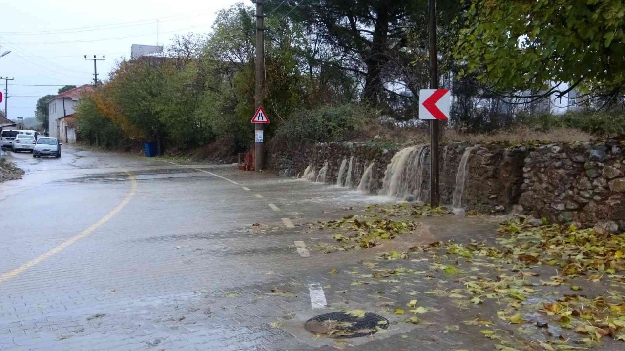 Muğla’da şiddetli yağış bazı cadde ve sokakları sular altında bıraktı