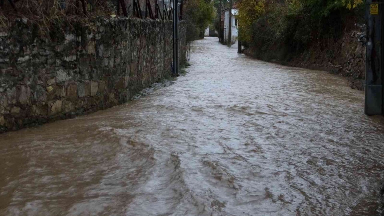 Muğla’da şiddetli yağış bazı cadde ve sokakları sular altında bıraktı