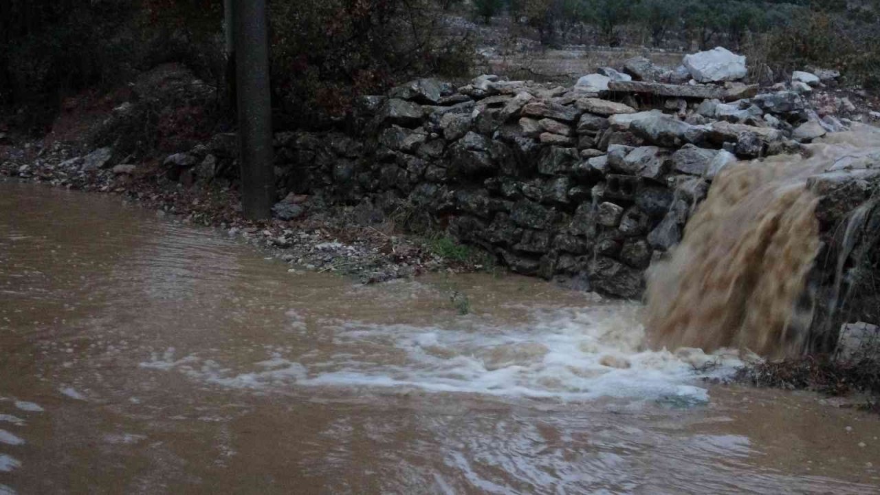 Muğla’da şiddetli yağış bazı cadde ve sokakları sular altında bıraktı