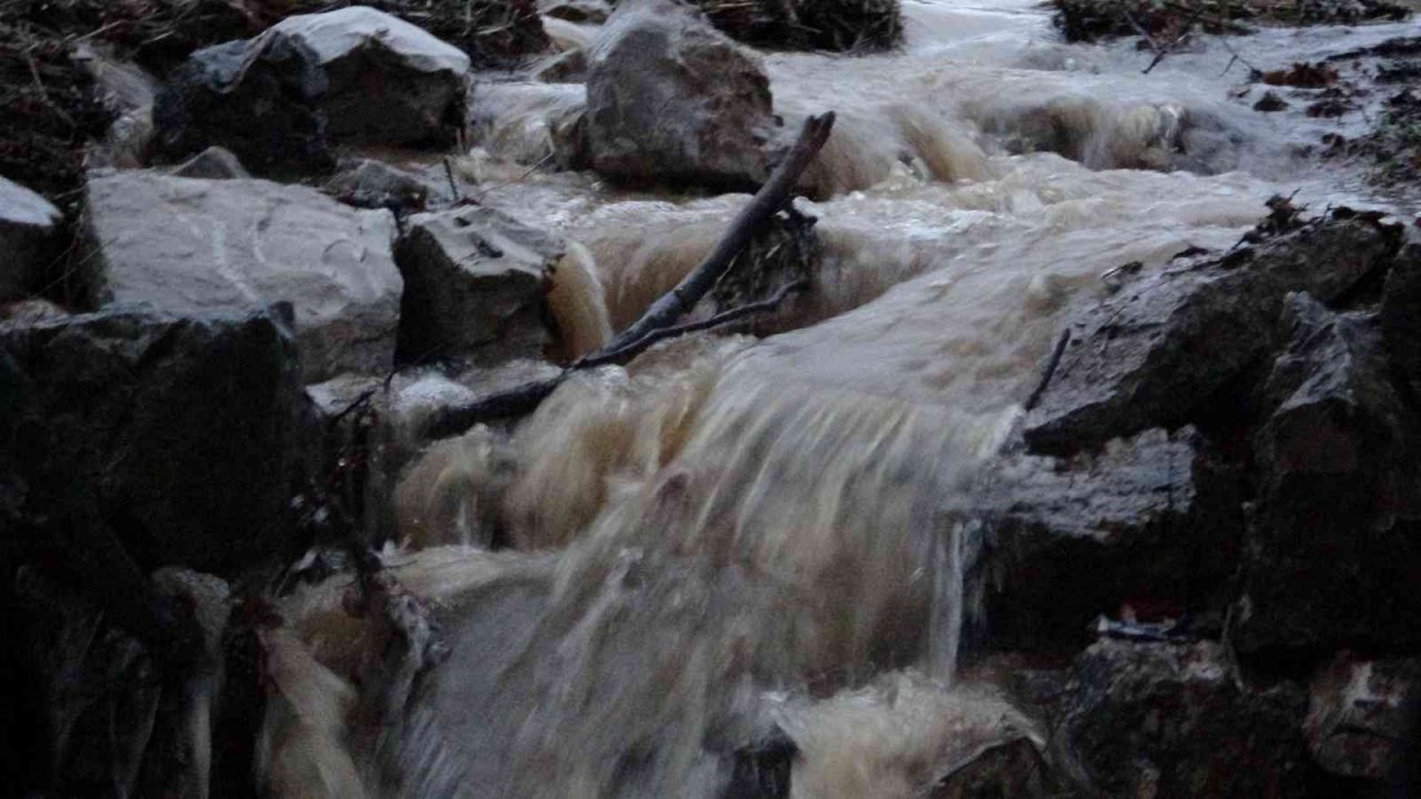 Muğla’da şiddetli yağış bazı cadde ve sokakları sular altında bıraktı