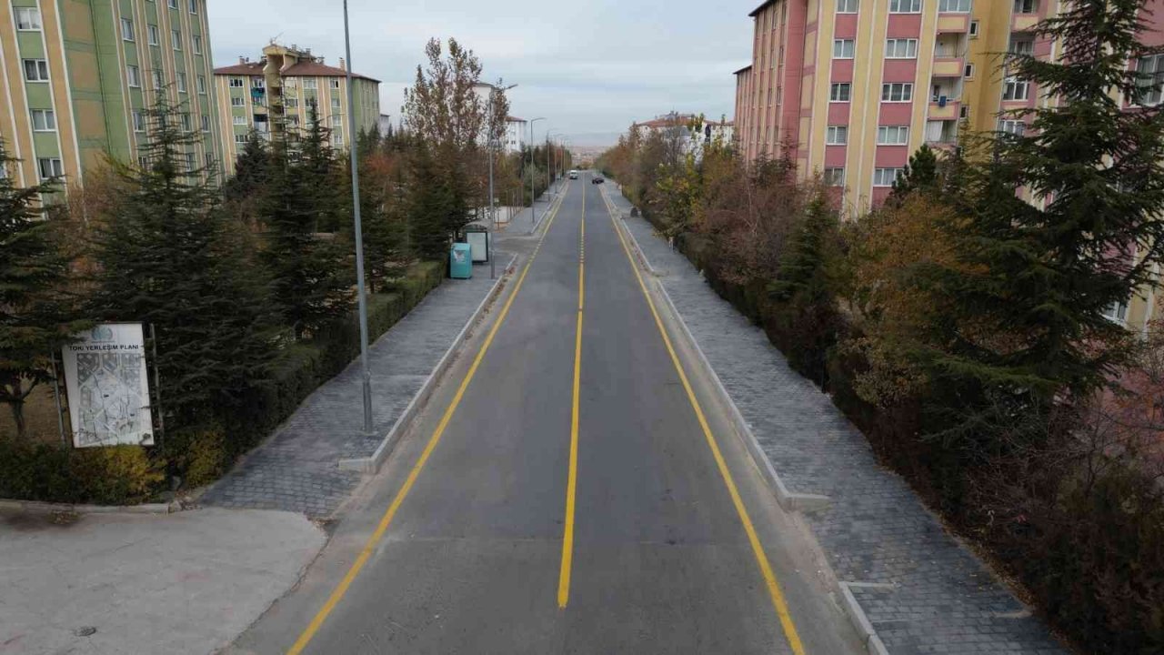Nevşehir’de üstyapı çalışmaları tamamlanan yollarda çizgi çalışması yapıldı