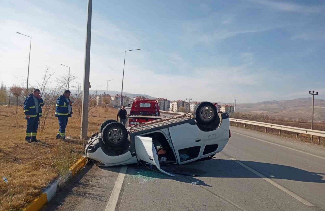Gemerek’te otomobiller çarpıştı: 2 yaralı