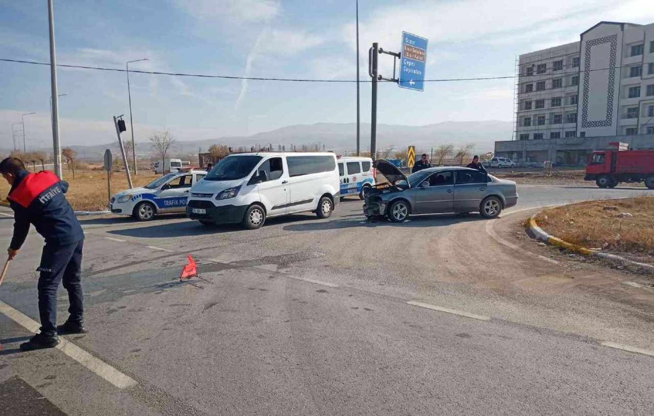 Gemerek’te otomobiller çarpıştı: 2 yaralı