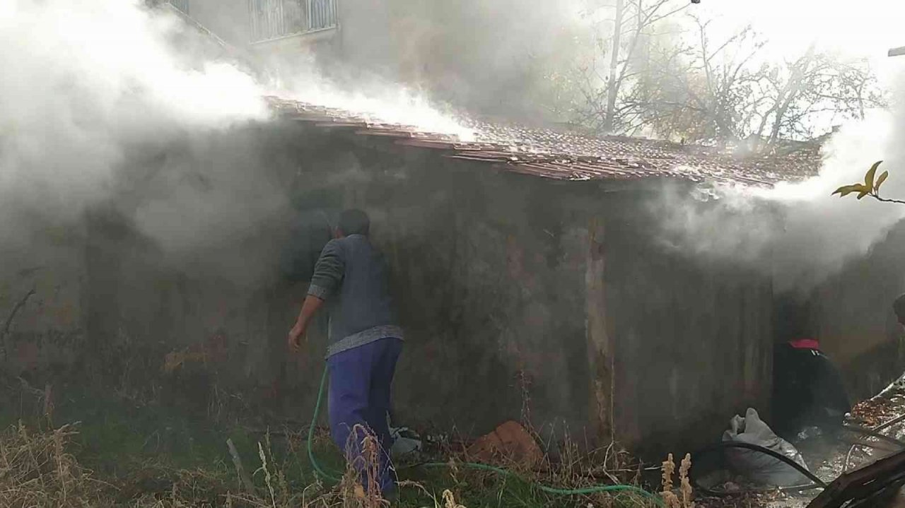 Odunlukta çıkan yangın büyümeden kontrol altına alındı