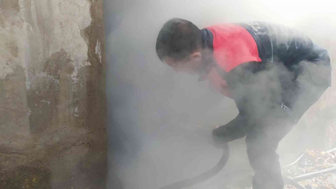 Odunlukta çıkan yangın büyümeden kontrol altına alındı