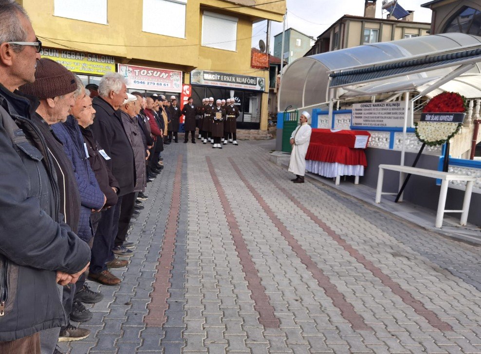 Vefat eden emekli Albay toprağa verildi
