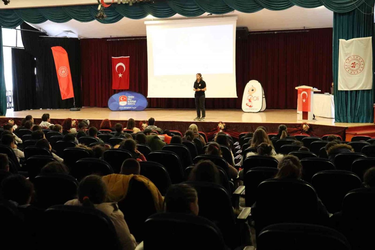 İzmir’de çocuklar eğlenerek spor eğitimi aldı