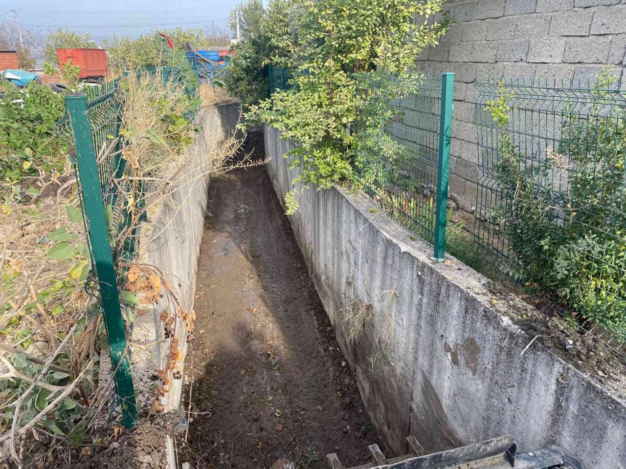 Emlakdere Mahallesi’nde dere temizlik çalışması yapıldı