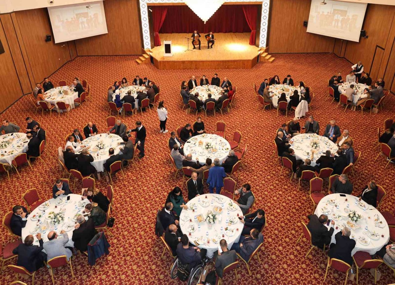 Başkan Kocaispir: “Her başarılı insanın arkasında sevgiyle dokunmuş, emek vermiş bir öğretmen vardır”