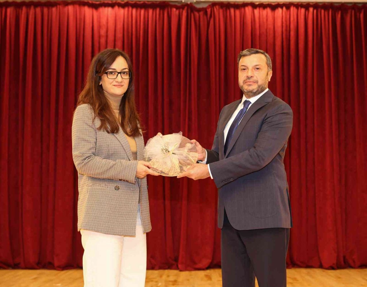 Başkan Kocaispir: “Her başarılı insanın arkasında sevgiyle dokunmuş, emek vermiş bir öğretmen vardır”