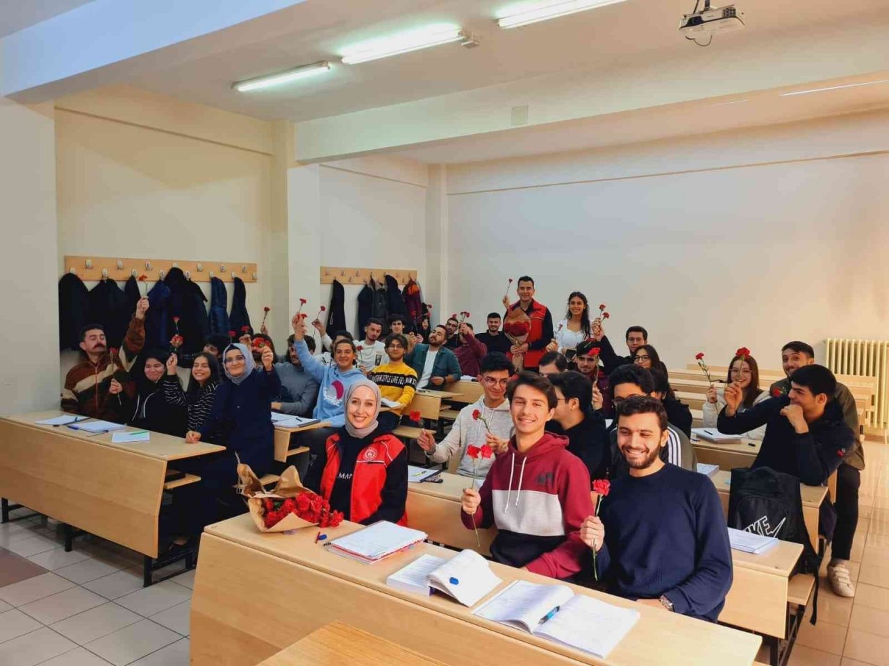 Öğretmen adaylarına da çiçek