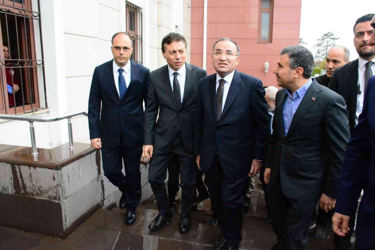 Adalet Bakanı Bekir Bozdağ Düzce adliyesini gezdi