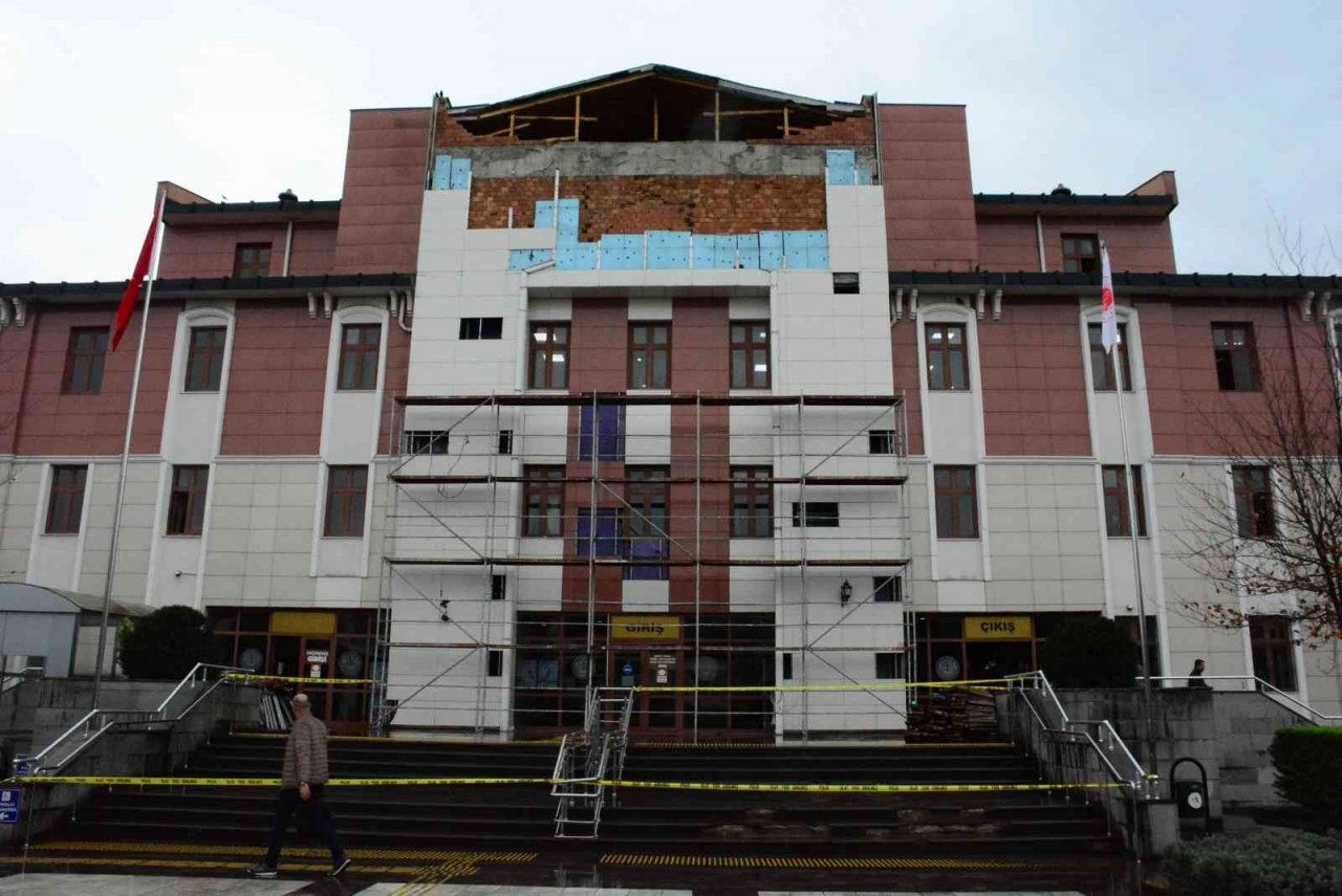 Adalet Bakanı Bekir Bozdağ Düzce adliyesini gezdi