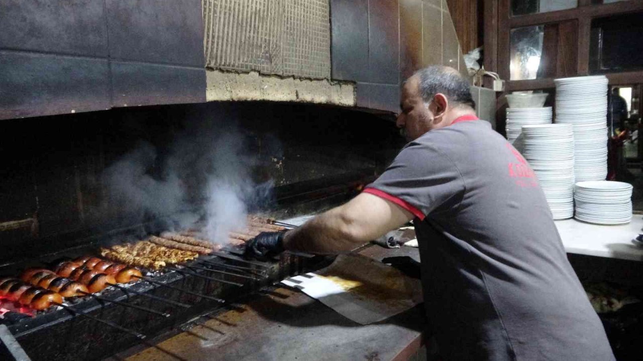 Adanalı öğretmenlerden Adana usulü kutlama