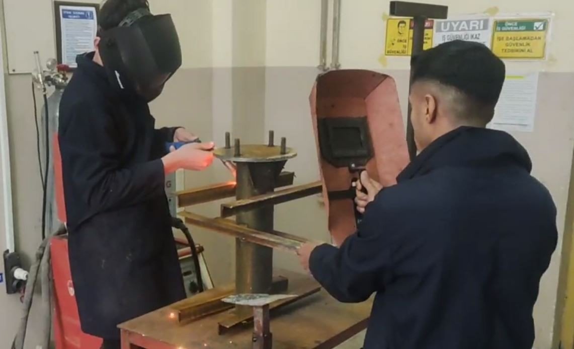 Mimar Sinan Meslek ve Teknik Anadolu Lisesi fabrika gibi çalışıyor