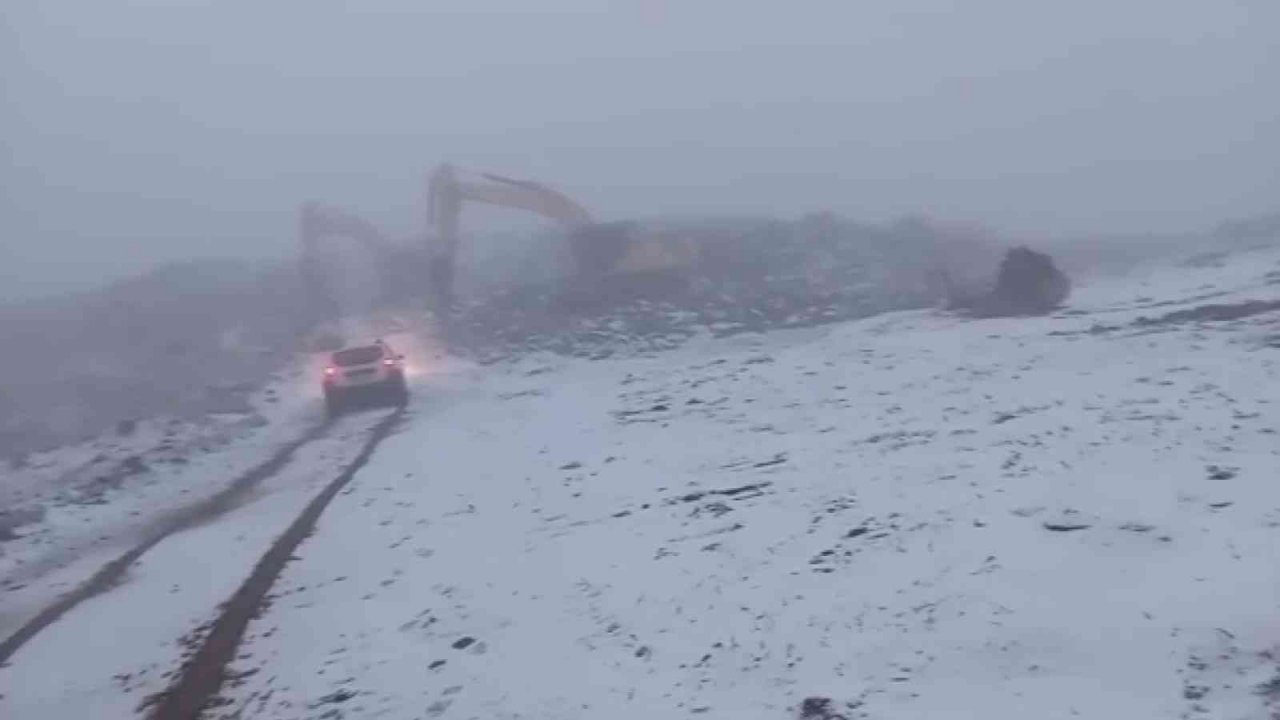 Afyonkarahisar’a mevsimin ilk karı düştü