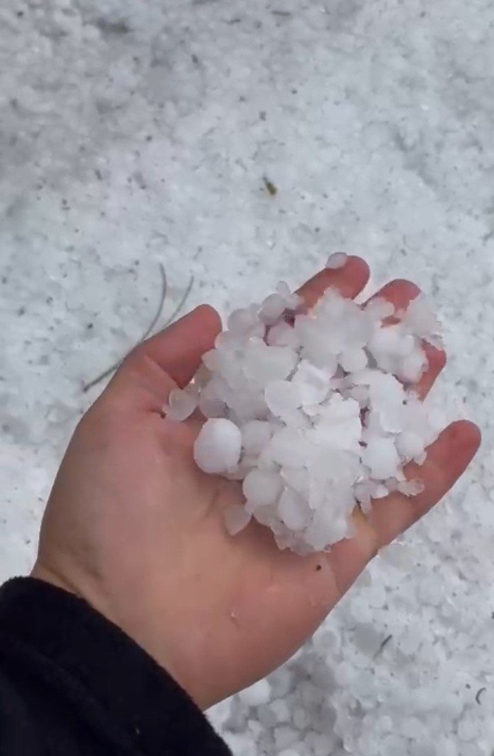 Mersin’de sağanakla birlikte dolu etkili oldu