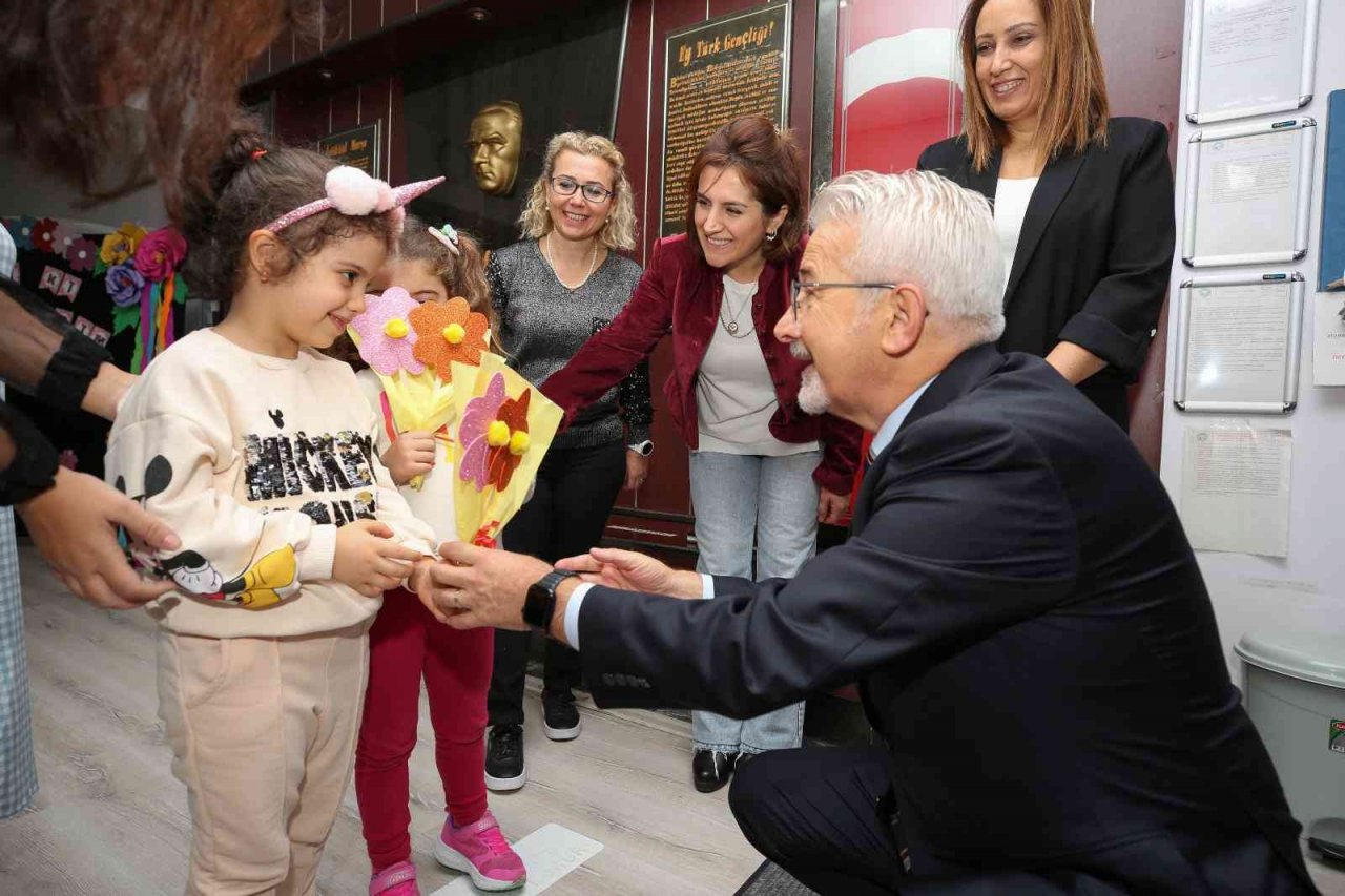 Başkan Erdem’den okullara Öğretmenler Günü ziyareti