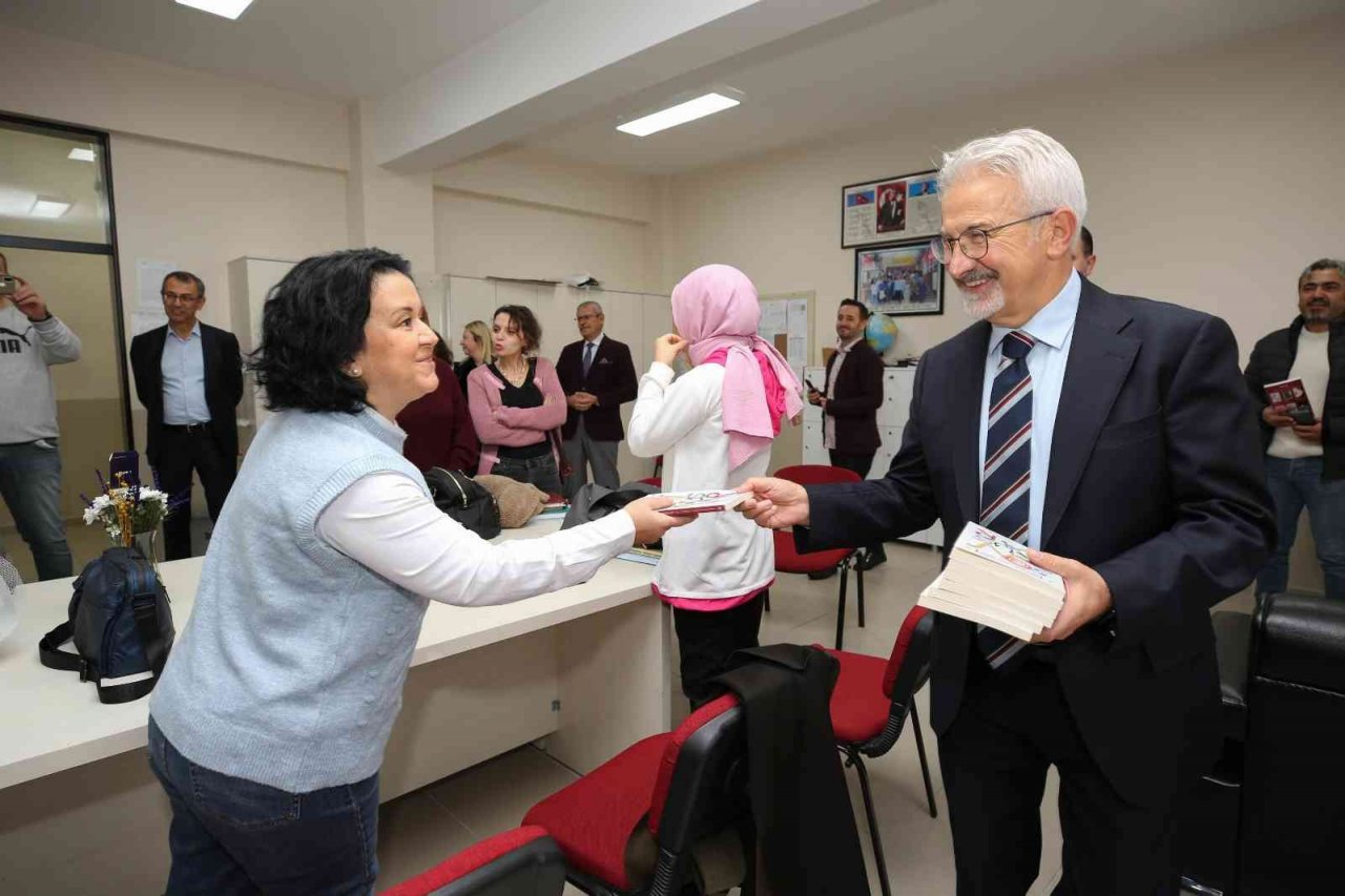 Başkan Erdem’den okullara Öğretmenler Günü ziyareti