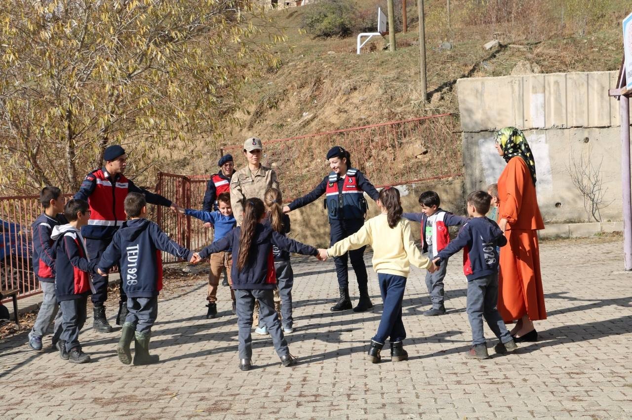 Bayburt’un en uzak köyündeki tek öğretmenine jandarmadan sürpriz