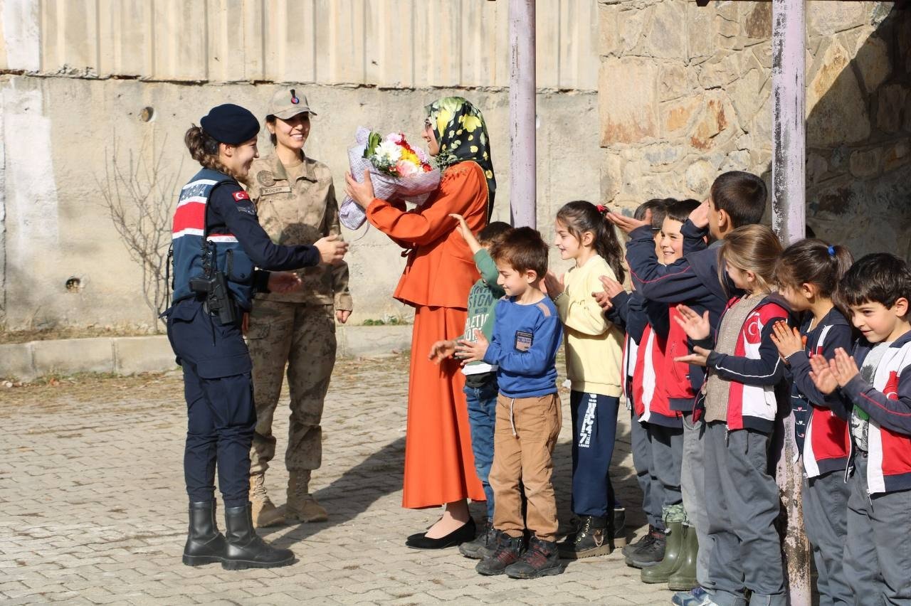 Bayburt’un en uzak köyündeki tek öğretmenine jandarmadan sürpriz